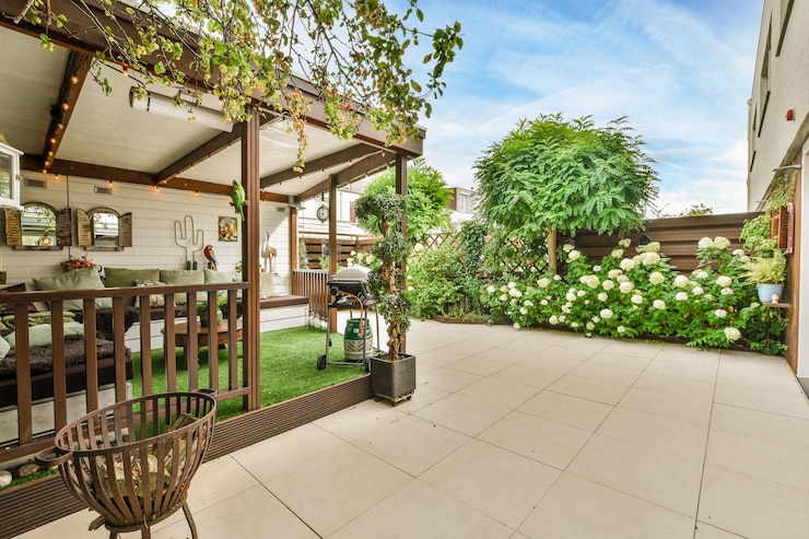 Photo un patio avec une table et des chaises et un jardin