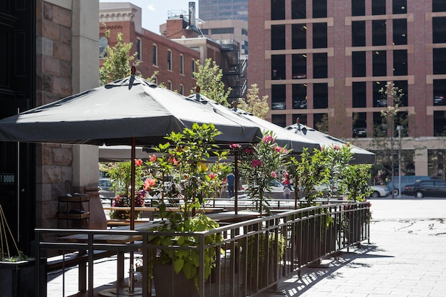 Patio vide du restaurant en zone urbaine.