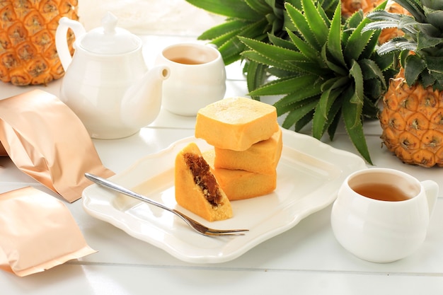Pâtisserie à l'ananas, célèbre dessert délicieux taïwanais (Nastar Taiwan ou Nastar Hongkong) avec thé