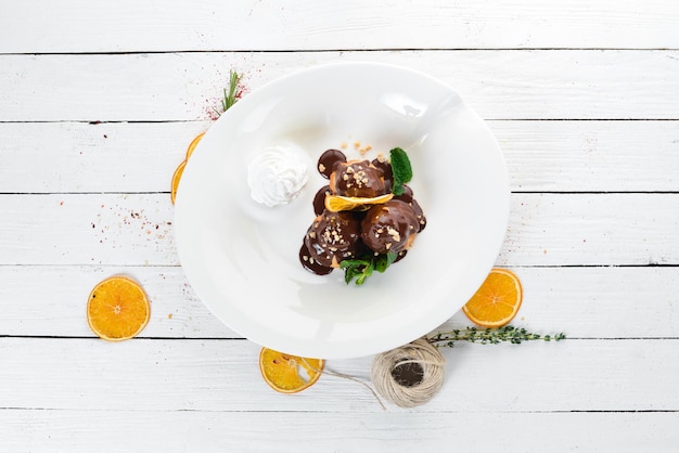 Pâtisserie au chocolat et à la crème Sur un fond en bois Vue de dessus Espace de copie gratuit