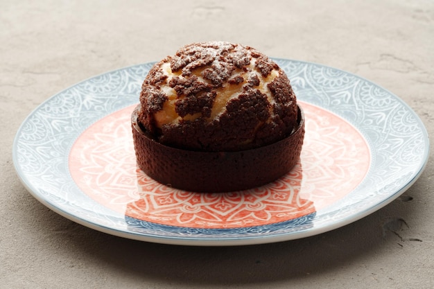 Pâtisserie au choux avec du chocolat craqué sur le dessus