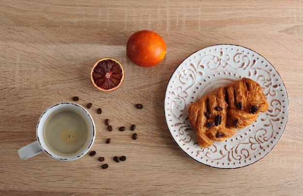 Pâtisserie aux noix de pécan sur une assiette avec une tasse de café