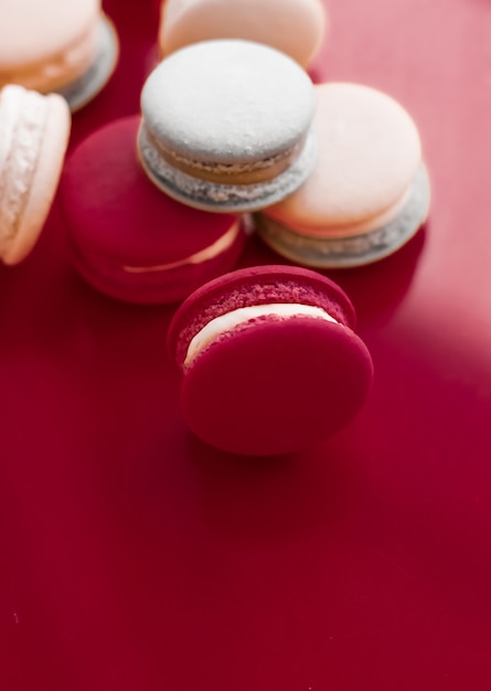 Pâtisserie boulangerie et branding concept macarons français sur fond rouge vin café parisien chic desse...