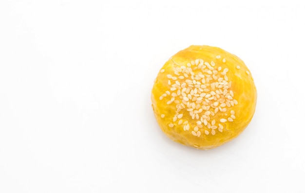 Pâtisserie chinoise ou gâteau de lune rempli de pâte de haricot mungo et de jaune d&#39;oeuf salé