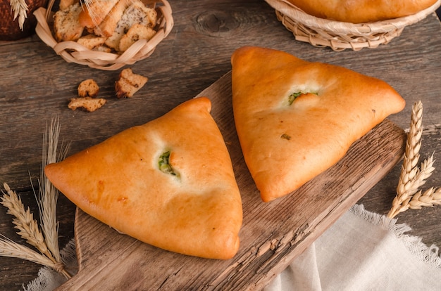 Pâtisserie culinaire fraîche appétissante - tartes avec différentes garnitures sur un fond en bois