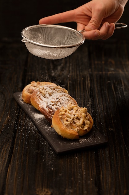 Pâtisserie danoise sur fond noir