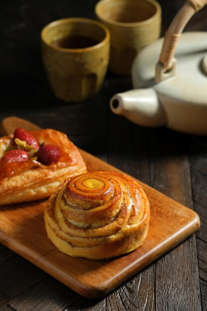 Pâtisserie sur fond sombre