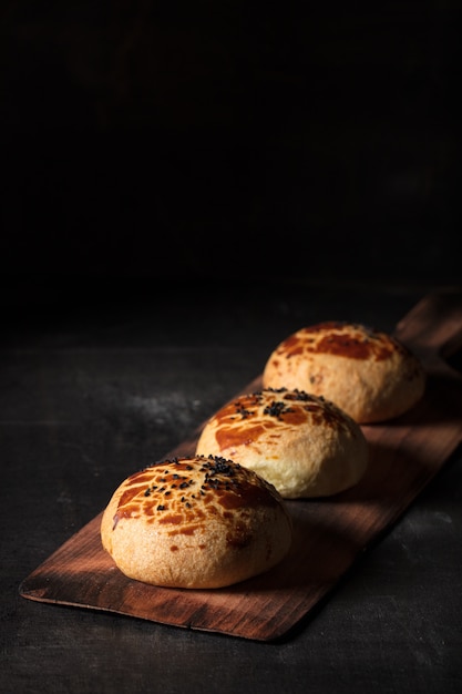 Pâtisserie fraîche sur fond noir