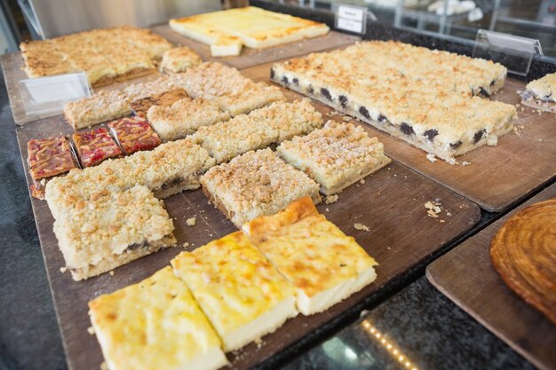 Pâtisserie avec des fruits sur le comptoir