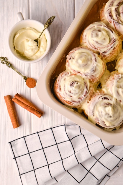 Pâtisserie maison d'automne de saison - cannelle au fromage à la crème