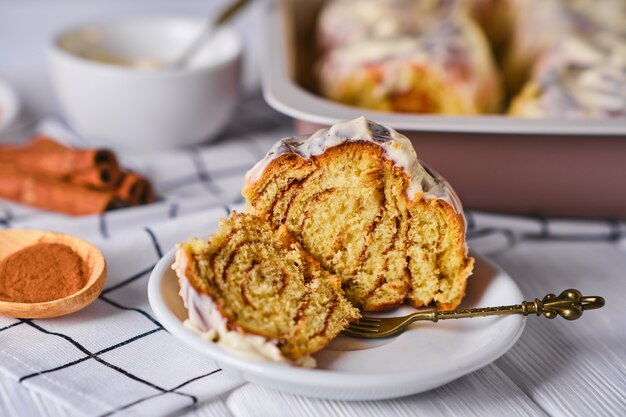 Pâtisserie maison d'automne de saison - cannelle au fromage à la crème