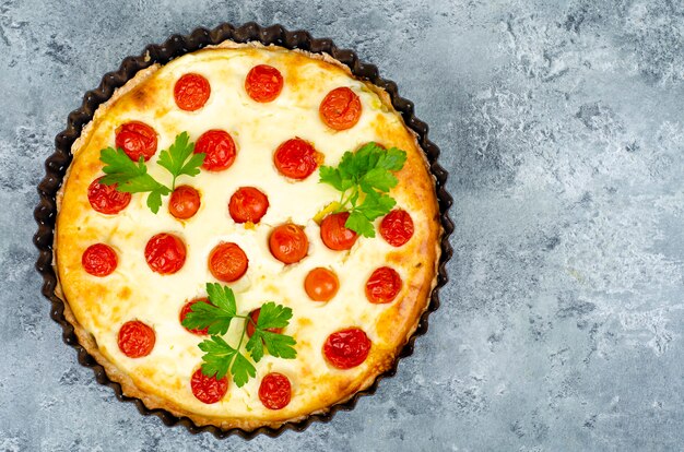 Pâtisserie maison. Tarte aux tomates cerises. Studio photo.