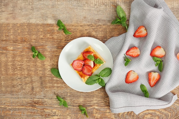 Pâtisserie savoureuse sucrée avec des fraises fraîches sur la vue de dessus de la plaque