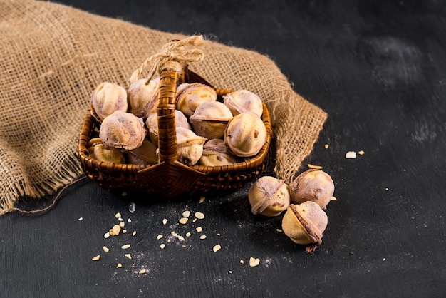 Pâtisserie savoureuse sucrée remplie de crème sur fond noir