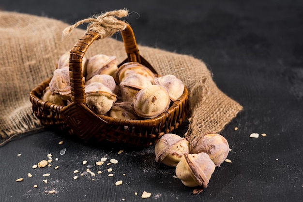 Pâtisserie savoureuse sucrée remplie de crème sur fond noir