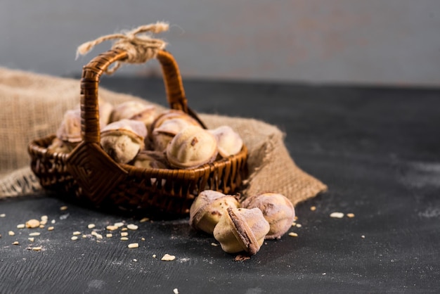 Pâtisserie savoureuse sucrée remplie de crème sur fond noir