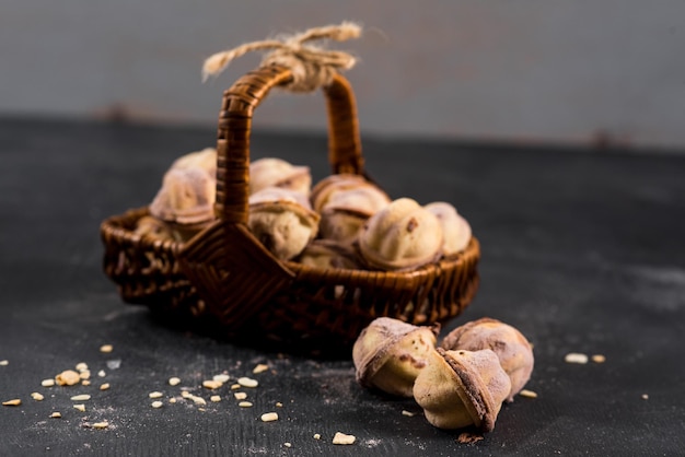 Pâtisserie savoureuse sucrée remplie de crème sur fond noir