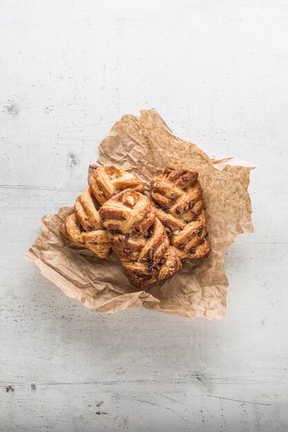 Pâtisserie sucrée. Tarte sucrée vue de dessus sur une table en béton blanc.