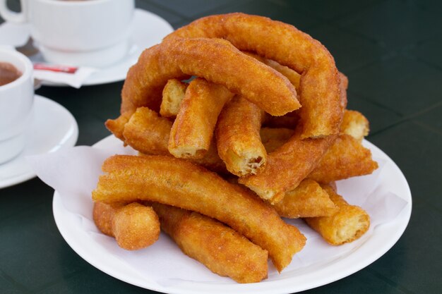 Pâtisserie traditionnelle espagnole - assiette de churros