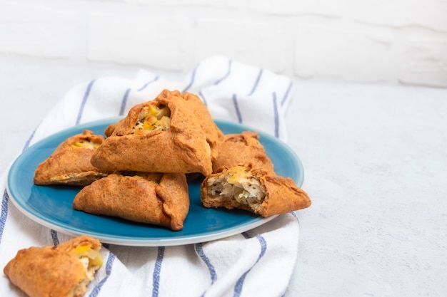 Pâtisserie traditionnelle tatare ou bashkirs Ocpocmaq. Pâtisserie triangulaire fourrée de viande, oignon et pommes de terre