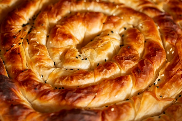 Photo pâtisserie traditionnelle turque avec fromagepâtisserie turque tepsi boregi ronde borek plateau de pâtisserie turque