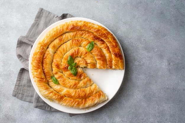 Pâtisserie turque traditionnelle aux épinards. (Nom turc : Ispanakli Kol Boregi, Bosnak boregi). Pâtisserie artisanale fourrée aux épinards.