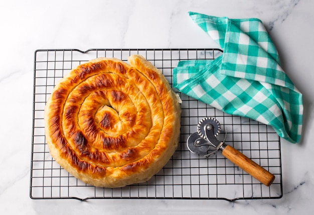 Pâtisserie turque traditionnelle aux épinards. (Nom turc : Ispanakli Kol Boregi, Bosnak boregi). Pâtisserie artisanale fourrée aux épinards.