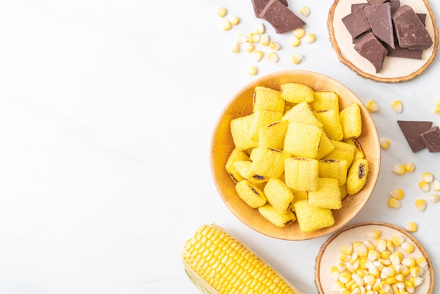 Pâtisseries au chocolat dans un bol avec du chocolat et du maïs