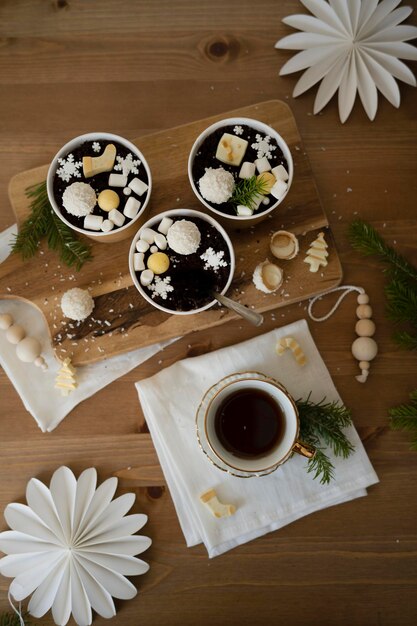 Pâtisseries au chocolat dans une tasse sur la table