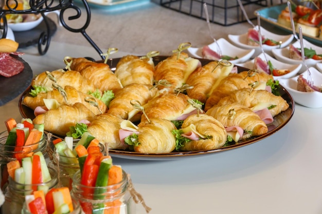 pâtisseries au fromage et jambon sur la table