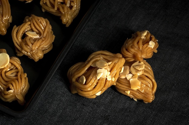 Pâtisseries chebakias maison bonbons marocains typiques avec du miel pour le Ramadan et aide sur fond sombre nourriture halal