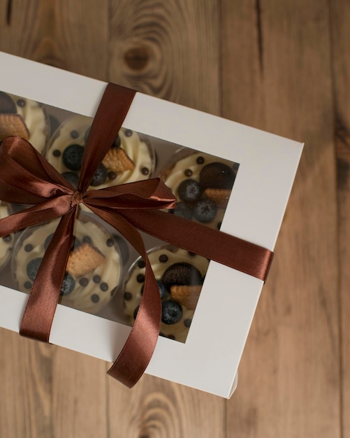 Pâtisseries dans une boîte décorée d'un ruban de satin