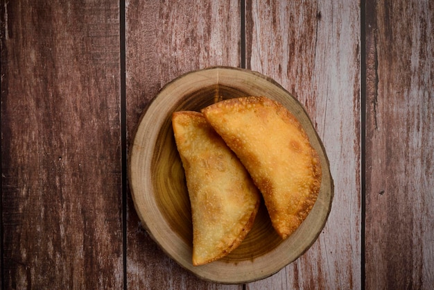 Pâtisseries sur fond de bois Snack brésilien traditionnel connu sous le nom de pastel