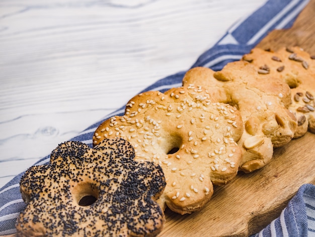 Pâtisseries fraîches faites maison. Gros plan, vue latérale