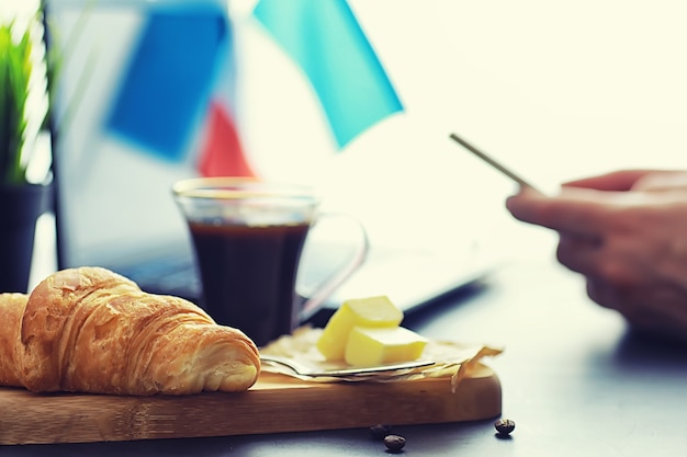 Pâtisseries fraîches sur la table. Croissant aromatisé français pour le petit déjeuner.