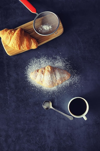 Pâtisseries fraîches sur la table. Croissant aromatisé français pour le petit déjeuner.