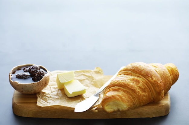 Pâtisseries fraîches sur la table. Croissant aromatisé à la française pour le petit-déjeuner.