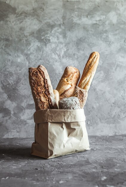 Pâtisseries françaises, baguettes sur fond gris dans un sac en papier.