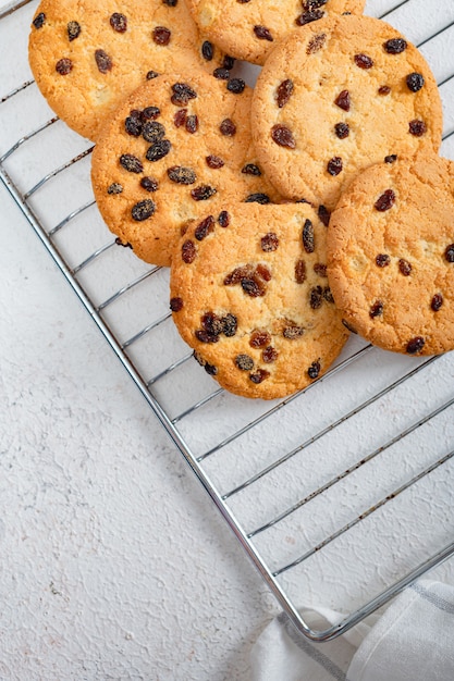 Pâtisseries maison - gros biscuits aux raisins ronds. Gâteries pour enfants, desserts à base de produits naturels.