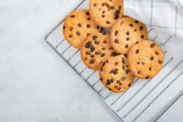 Pâtisseries maison - gros biscuits aux raisins ronds. Gâteries pour enfants, desserts à base de produits naturels.