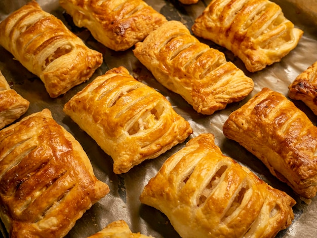 Pâtisseries maison Pâte feuilletée fraîchement cuite avec des pommes sur du papier sulfurisé Produits de boulangerie