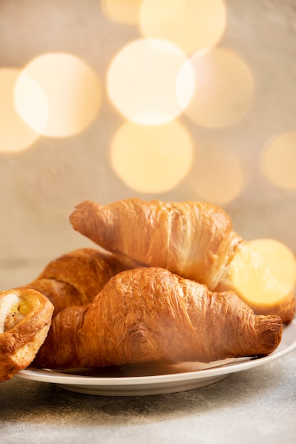 Pâtisseries de Noël ou du nouvel an, croissants au chocolat et aux pommes. Ambiance de Noël. Concept de vacances d'hiver. Fond clair. Mise au point sélective