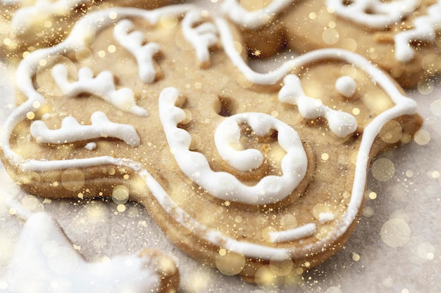 Pâtisseries de Noël sur fond clair avec des flocons de neige dorés