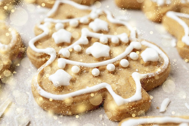 Pâtisseries de Noël sur fond clair avec des flocons de neige dorés