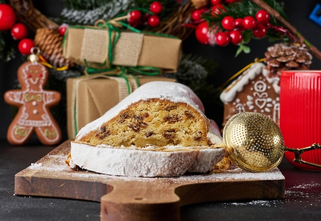 Des pâtisseries de Noël volées saupoudrées de sucre en poudre sur la table dessert de fête