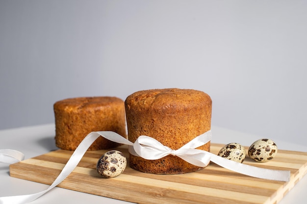 Pâtisseries de Pâques génoise sur une planche de bois Oeufs de caille Place pour le texte