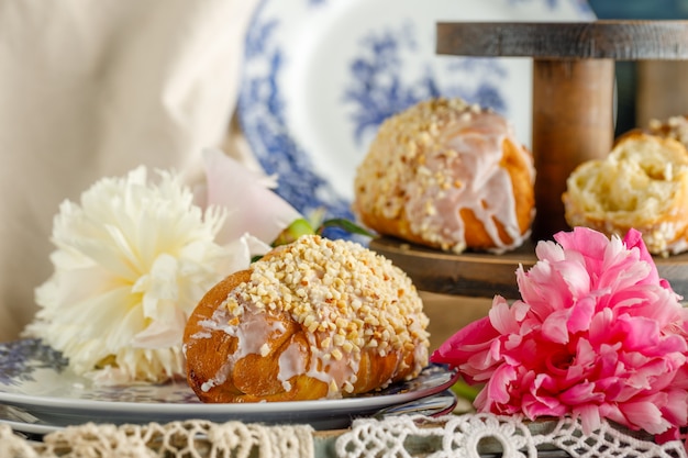 Pâtisseries petit déjeuner près de fleurs de pivoine