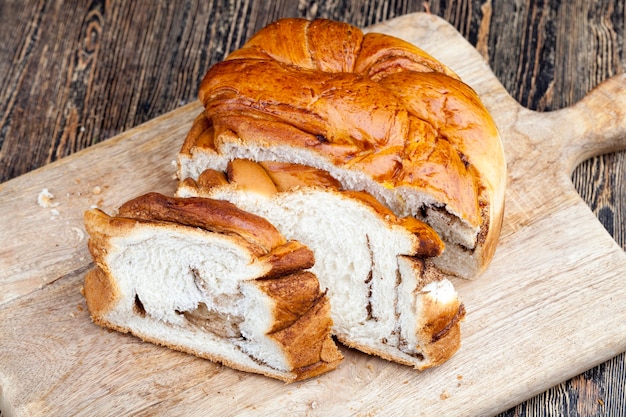 Pâtisseries sucrées aux épices à la cannelle, pain fourré à la poudre de cannelle