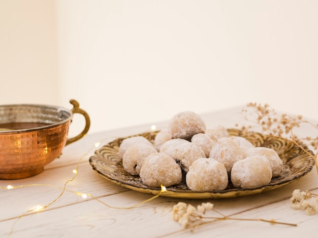 Photo pâtisseries avec une tasse de thé sur la table