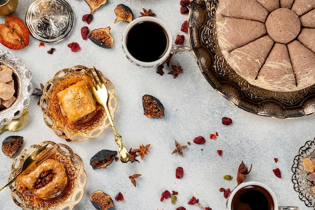 Pâtisseries turques et fruits secs éparpillés sur la table